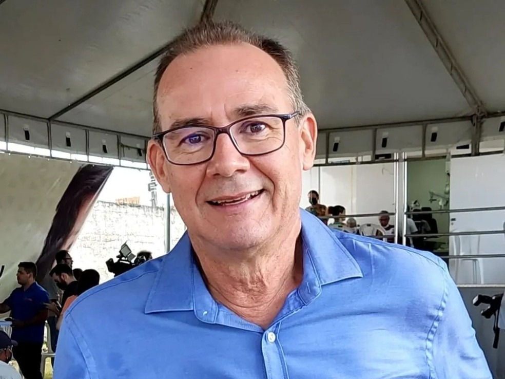 Vice-governador de Sergipe, Zezinho Sobral, é internado após passar mal na Praia da Caueira