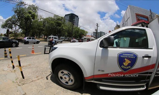 Corpo de homem é encontrado em ponto de ônibus na Avenida Ivo do Prado, em Aracaju