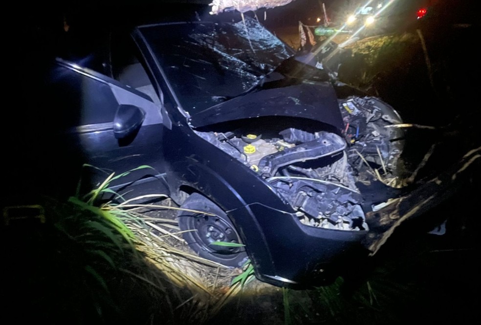 Carro envolvido em acidente na SE-431. — Foto: BPRV/ SE