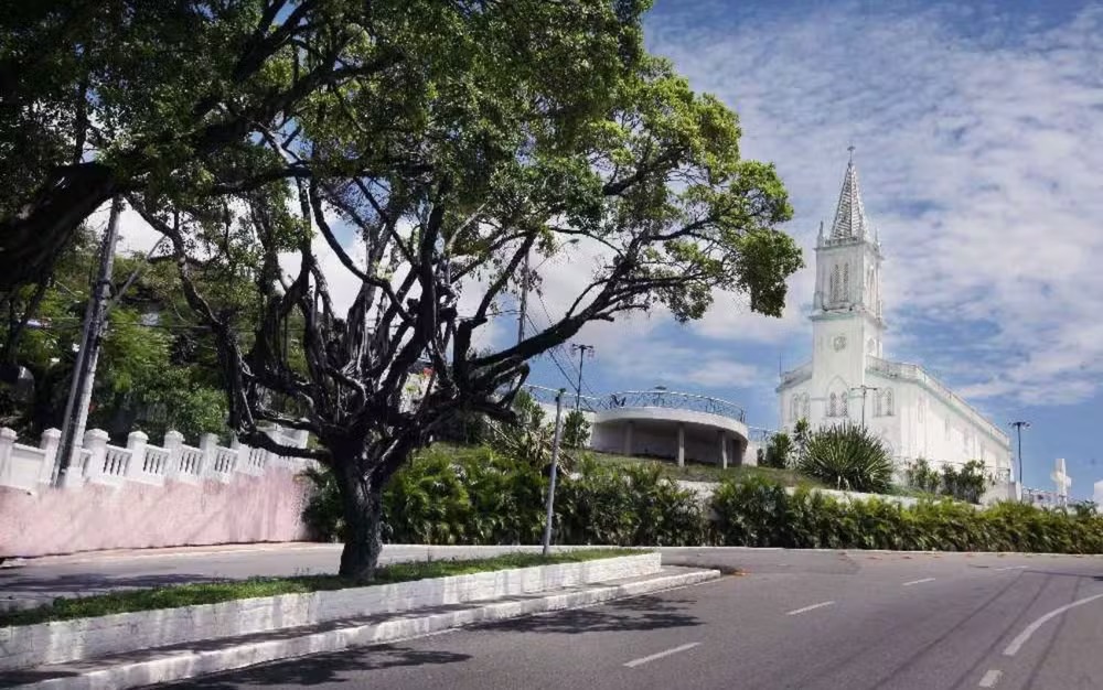 Escultura de Santo Antônio de 12 metros e três toneladas é instalada em Aracaju