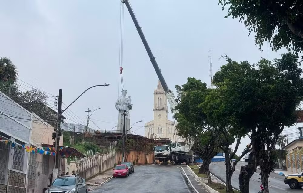 Escultura de Santo Antônio de 12 metros e três toneladas é instalada em Aracaju