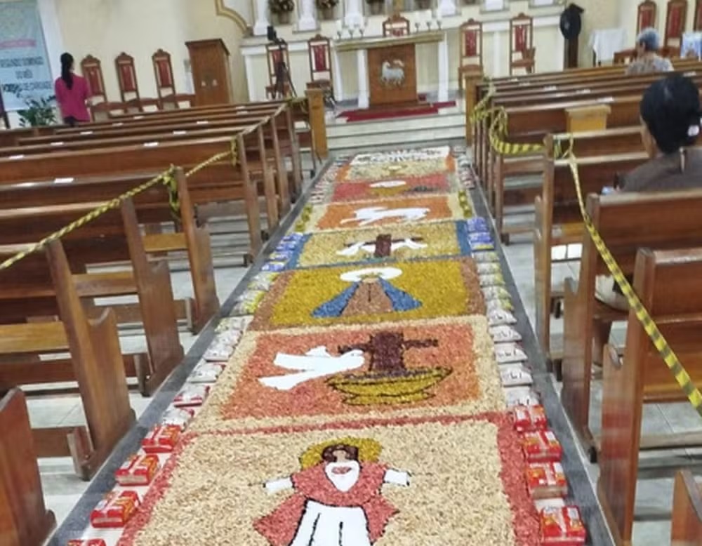 Tradicionais tapetes de Corpus Christi são montados por católicos em Sergipe