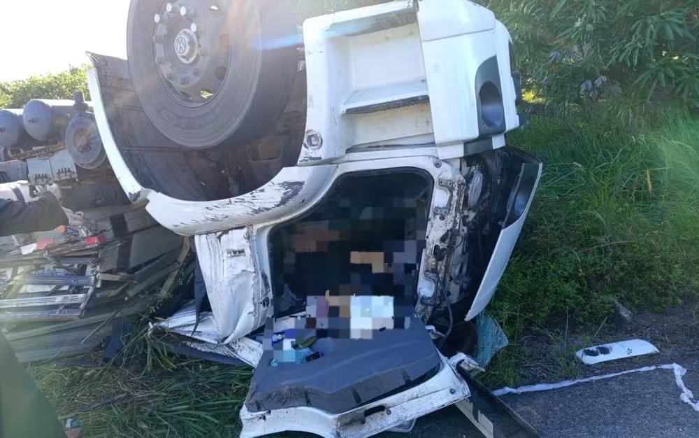 Homem morre após caminhão tombar na Rodovia SE-488 Indiaroba 1 Homem morre após caminhão tombar na Rodovia SE-488 Indiaroba