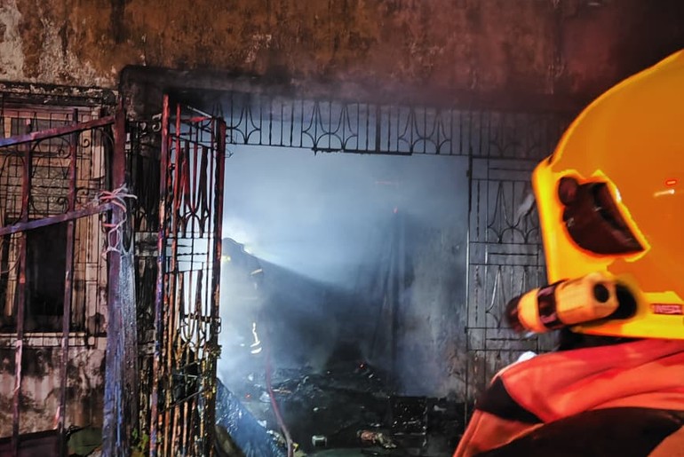 Incêndio atinge casa abandonada durante a madrugada em Aracaju 1 Incêndio atinge casa abandonada durante a madrugada em Aracaju