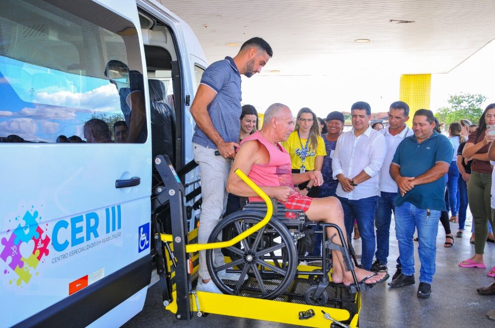 Prefeitura de Lagarto realiza a entrega de uma nova van adaptada para os usuários do CER III