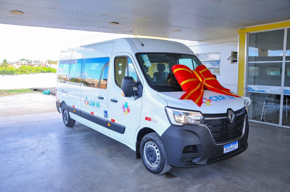 Prefeitura de Lagarto realiza a entrega de uma nova van adaptada para os usuários do CER III