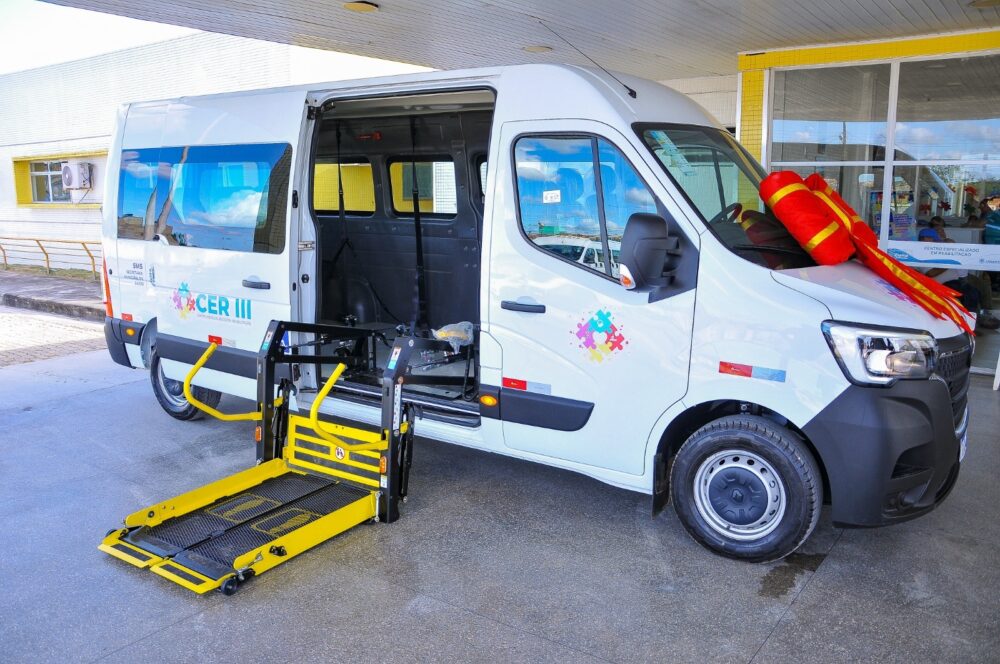 Prefeitura de Lagarto realiza a entrega de uma nova van adaptada para os usuários do CER III