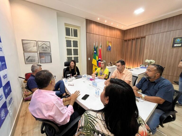 A Prefeitura Municipal de Lagarto vem a público informar importantes medidas relacionadas à preservação ambiental e ao bem-estar da comunidade lagartense. Com o compromisso de promover a sustentabilidade e a qualidade de vida de nossos munícipes, anunciamos o fechamento definitivo de todos os lixões do município. Esta decisão reforça nosso compromisso com a preservação do meio ambiente e a saúde da população e está alinhada com a adesão ao Pacto de Prevenção Ambiental junto ao Ministério Público Estadual e ao Consórcio Público de Resíduos Sólidos e Saneamento Básico do Sul e Centro Sul Sergipano (CONSCESUL). Essa parceria fortalecerá os esforços para a gestão adequada dos resíduos sólidos e o desenvolvimento de ações conjuntas em prol do meio ambiente e da qualidade de vida da população. Nesse sentido, foi criada a Comissão de Erradicação do Lixão do Município, que será responsável pela força tarefa de ações após o encerramento do lixão, audiências públicas e consultas para coletar informações técnicas que subsidiarão o encerramento do lixão. Reconhecendo a importância da participação ativa da comunidade nesse processo, a gestão municipal está comprometida em ouvir todas as vozes. Reafirmamos o constante trabalho da Prefeitura de Lagarto nas questões ambientais e na busca pela melhoria da qualidade de vida do povo lagartense. Estamos empenhados em construir um futuro mais sustentável e saudável para todos, e contamos com a colaboração e o apoio de cada cidadão nesse importante caminho.