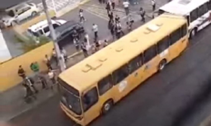 Dois ônibus do transporte público colidem no Conjunto Santa Lúcia