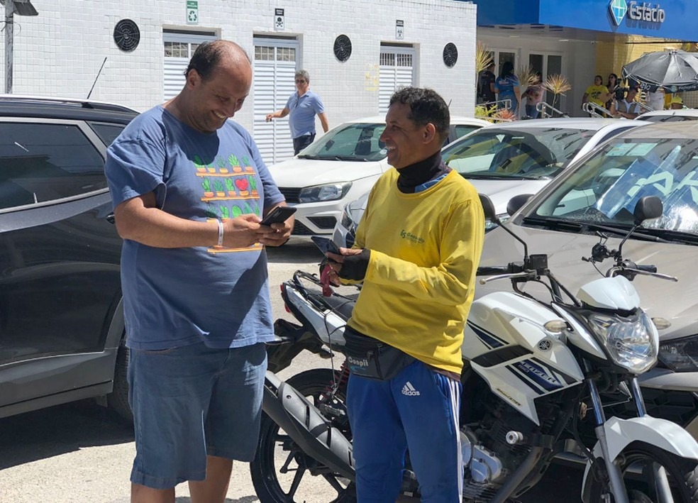 Enem 2023: ‘Vou para casa com o coração leve’, diz professor que pagou mototaxistas para candidatos não atrasarem em Aracaju