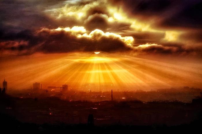 Supertempestade solar também pode afetar a rede elétrica, os cabos de fibra ótica, o GPS, satélites e outros equipamentos de comunicação — Foto: Pixabay