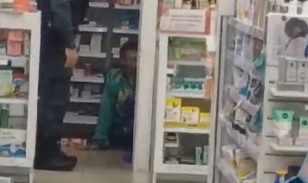 Após esfaquear ex-companheira, homem é linchado e procura abrigo dentro de farmácia em Aracaju