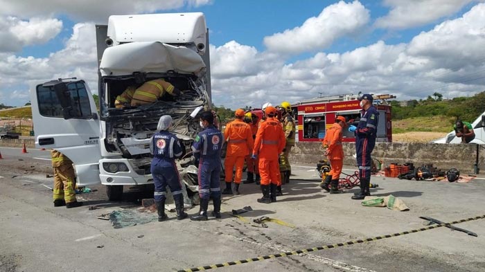 Acidente na BR-101: Motorista Enfrenta Momentos de Tensão Após Colisão entre Caminhões.