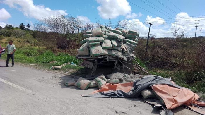 Acidente na BR-101: Motorista Enfrenta Momentos de Tensão Após Colisão entre Caminhões.