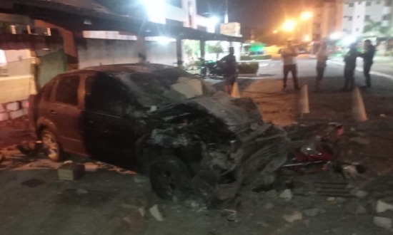 Carro bate em muro após colisão com motocicleta em Socorro