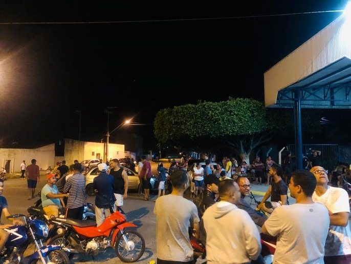 Dok Calçados: trabalhadores fazem vigília na frente da fábrica, em Frei Paulo