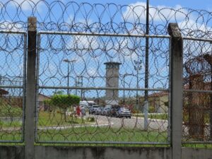 Advogado é detido após entregar celulares a interno em presídio da Grande Aracaju
