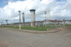 Mulher é presa por tentar entrar no presídio com documento falso