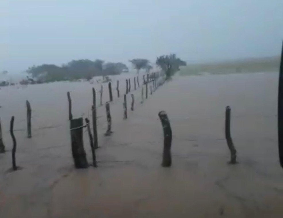 Chuva provoca alagamentos em Poço Verde; alerta vale para todo o estado