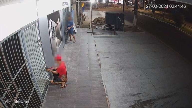 Homens invadem e furtam loja de celulares em Aracaju