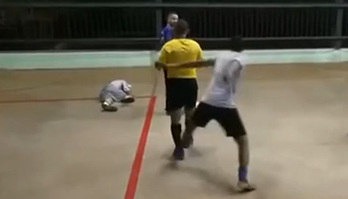 Vídeo:Jogador agride árbitro após ser expulso de jogo de futsal
