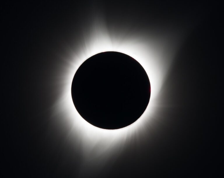 Eclipse solar total ocorre nesta segunda; saiba como acompanhar e veja 5 curiosidades sobre o fenômeno