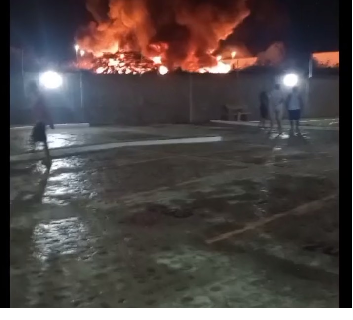 Incêndio atinge garagem de ônibus escolares e destrói 19 veículos no bairro Santa Maria em Aracaju; VÍDEO