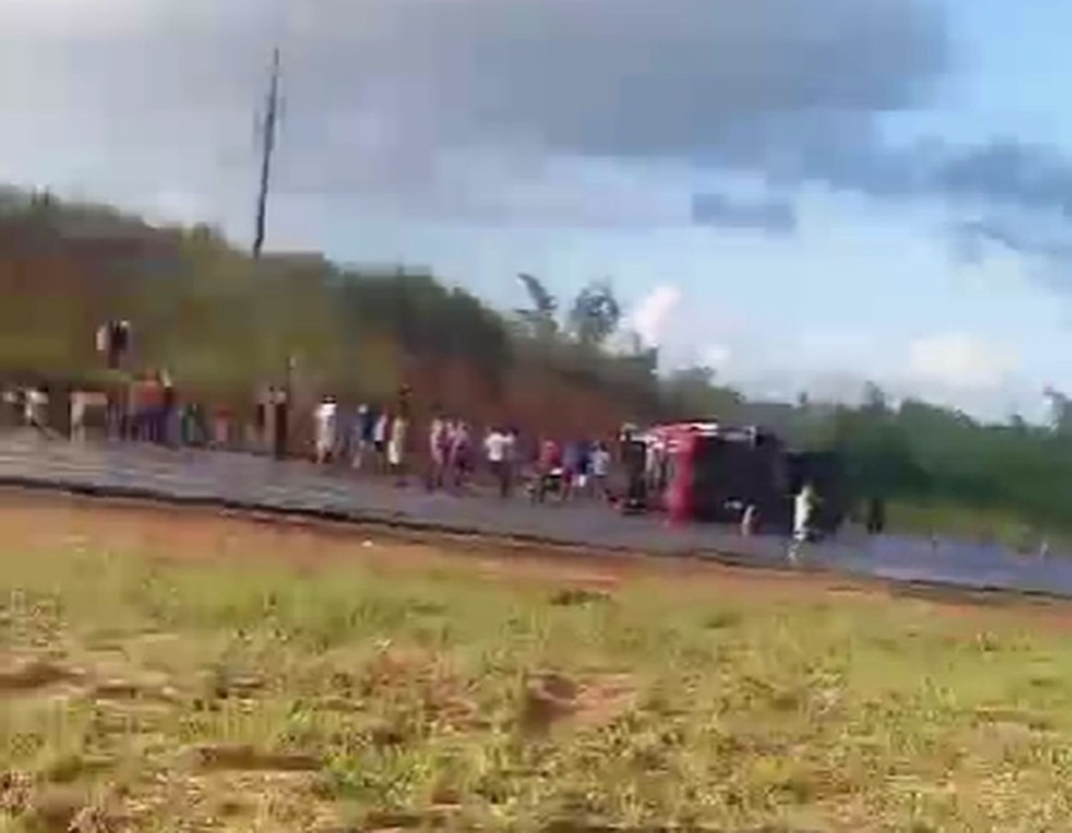 Caminhão carregado de cosméticos tomba e é saqueado no município de Maruim