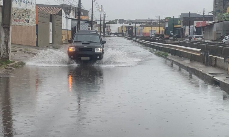 Aracaju amanhece com chuvas e pontos de alagamento em ruas da cidade; VÍDEO