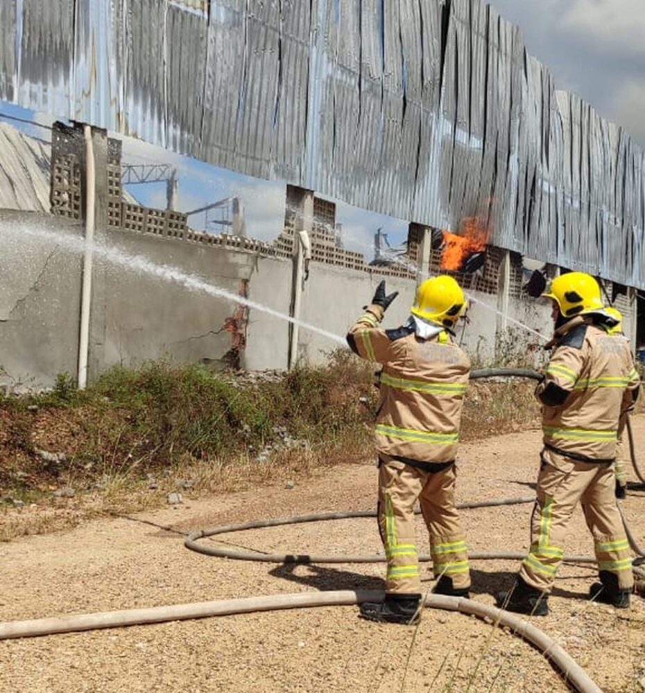 Vídeo: Incêndio de grandes proporções atinge fábrica de móveis em Simão Dias