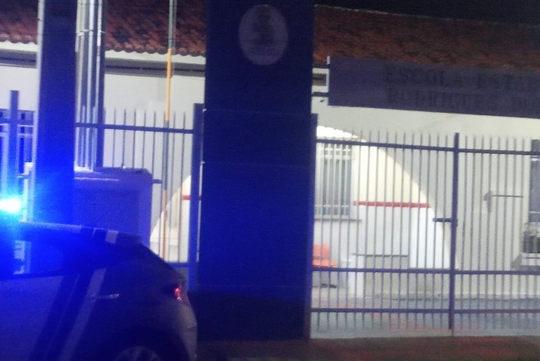 Dois jovens são esfaqueados em frente a escola estadual no bairro Siqueira Campos, em Aracaju 1 Dois jovens são esfaqueados em frente a escola estadual no bairro Siqueira Campos, em Aracaju
