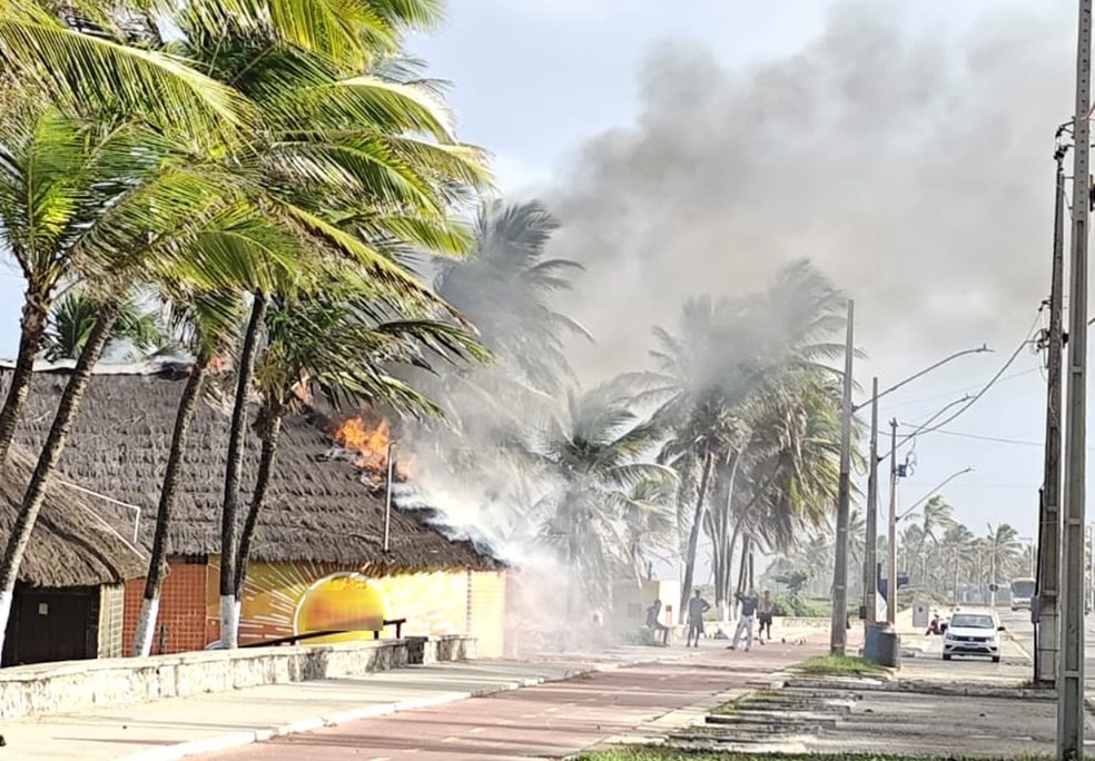 Incêndio atinge bar na Praia do Robalo, em Aracaju, e mobiliza Corpo de Bombeiros 1 Incêndio atinge bar na Praia do Robalo, em Aracaju, e mobiliza Corpo de Bombeiros