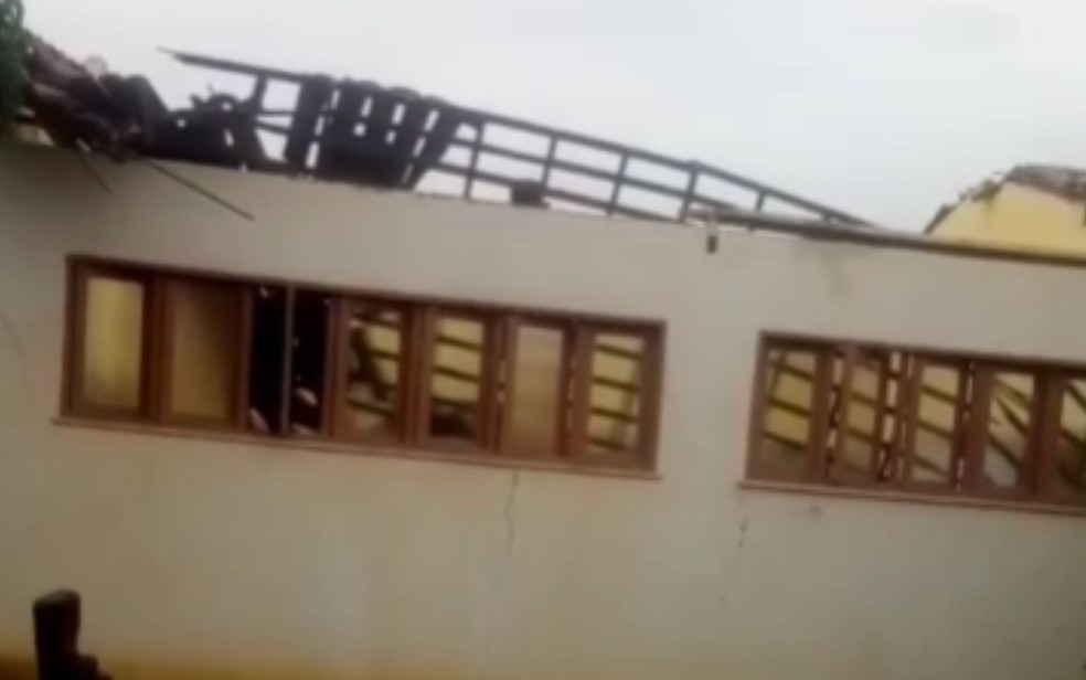 Teto de escola municipal desaba em Poço Verde após interdição por risco estrutural 1 Teto de escola municipal desaba em Poço Verde após interdição por risco estrutural