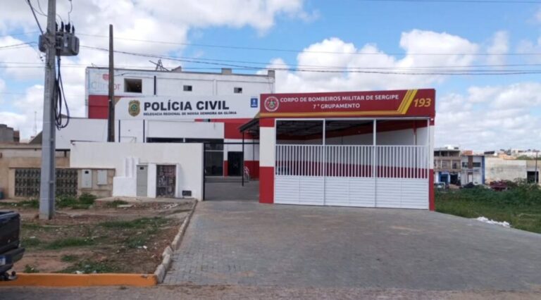 Homem em surto tenta invadir delegacia em Nossa Senhora da Glória e é contido por policiais