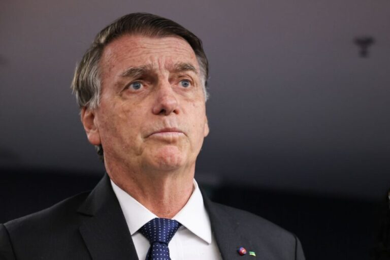 Jair Bolsonaro é alvo de operação da Polícia Federal e passa a usar tornozeleira eletrônica