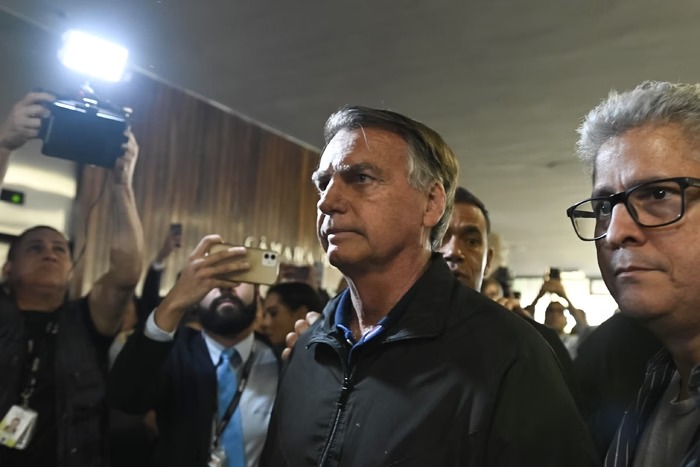Alexandre de Moraes dá 24 horas para defesa de Bolsonaro justificar quebra de cautelar sob risco de prisão imediata