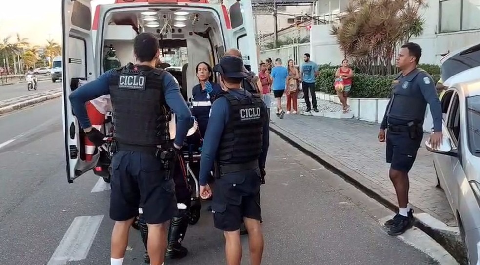 Mulher fica ferida após colisão entre dois carros e moto em Aracaju