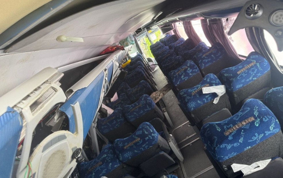 Ônibus com 49 passageiros tomba na SE-230 em Poço Redondo (SE) e deixa 16 feridos