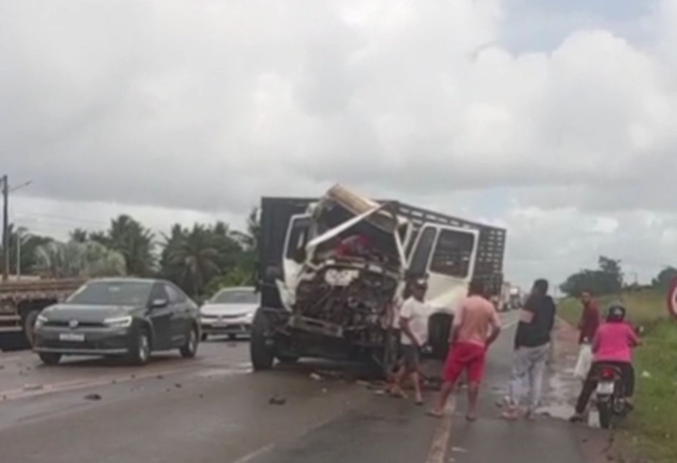 Colisão Frontal Entre Caminhões na BR-101 em Umbaúba Deixa Motorista Morto