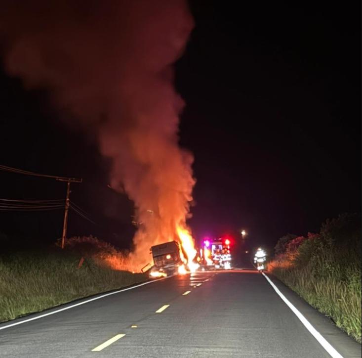 Caminhão com carga de madeira pega fogo próximo ao Hospital de Amor, em Lagarto