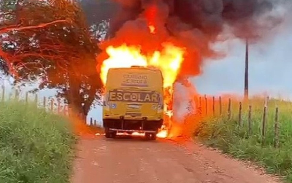 Estudantes escapam de incêndio em ônibus escolar no município de Itabi