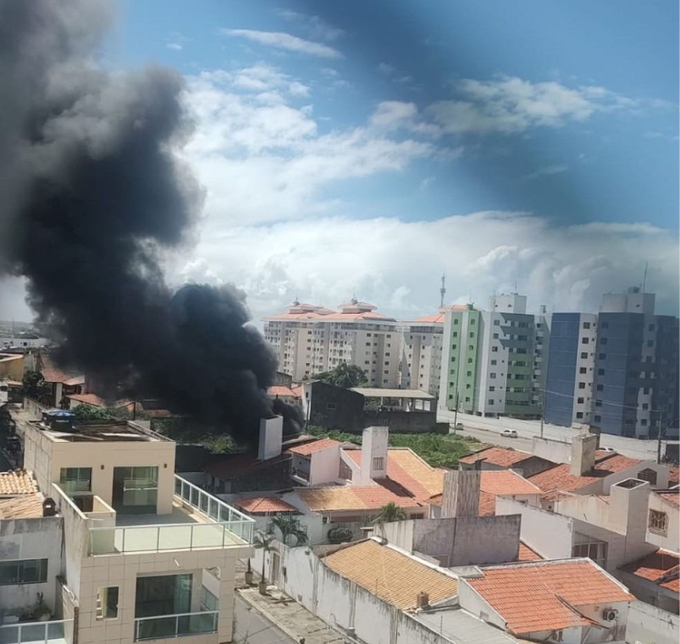 Incêndio em terreno com entulho gera densa fumaça no Bairro Coroa do Meio, em Aracaju
