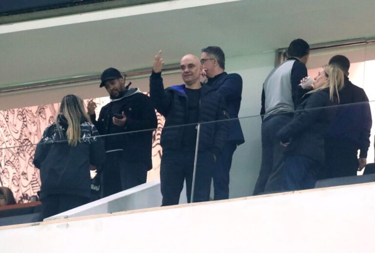 Moraes vai a jogo do Corinthians, sorri, acena e faz gesto obsceno em dia de sanção dos EUA
