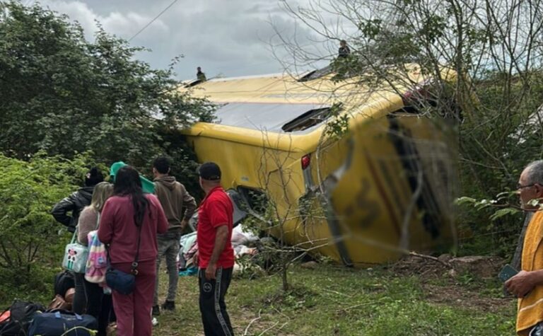 Ônibus com 49 passageiros tomba na SE-230 em Poço Redondo (SE) e deixa 16 feridos