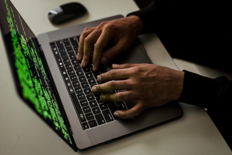 Hacker invade "empresa do Pix" e desvia até R$ 1 bilhão: entenda quem é responsável e se clientes correm riscos