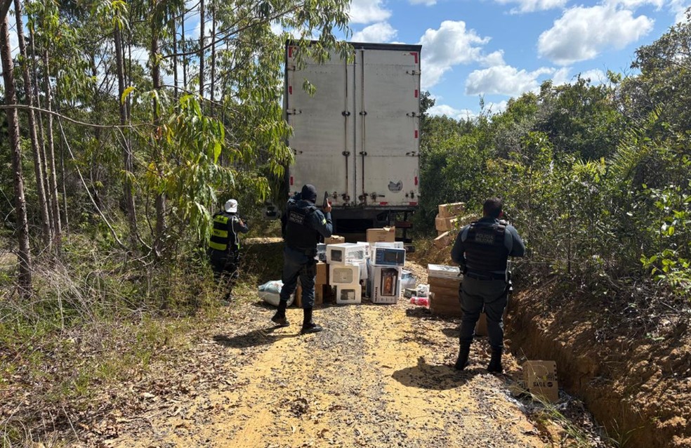 Caminhoneiro é libertado e parte de carga recuperada após troca de tiros com assaltantes entre Indiaroba e Jandaíra