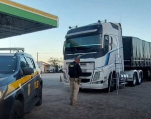 Caminhoneiro é achado sem vida em cabine de caminhão em posto de Malhada dos Bois