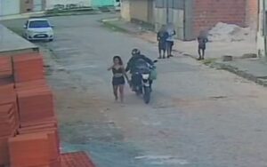 Mulher denuncia motociclista por importunação sexual em Aracaju: caso registrado em câmera