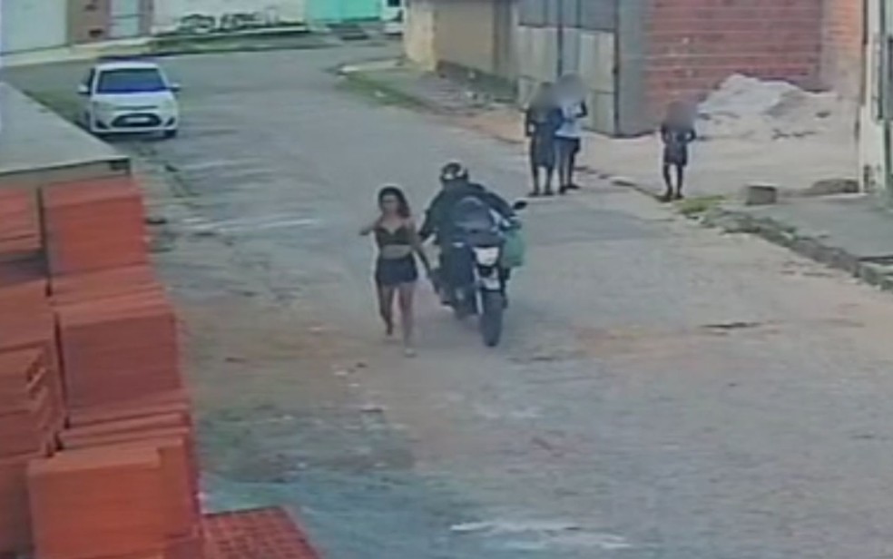 Mulher denuncia motociclista por importunação sexual em Aracaju: caso registrado em câmera