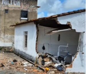 Caminhão colide com murro de unidade de saúde em Pirambu